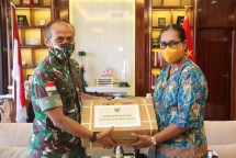Pangdam XVII/Cenderawasih Mayjen TNI Ignatius Yogo Triyono, M.A dan Pendeta Ibu Christina Mawen