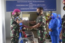 Dankormar Mayjen Mar Suhartono Serahkan Kunci Rumah Susun Surabaya