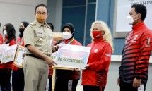 Gubernur Anies memberikan bonus ke atlet DKI Jakarta
