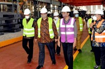 Menperin Agus mendampingi Presiden Jokowi meresmikan smelter PT GNI