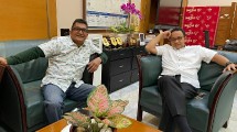 Gubernur DKI Jakarta Anies Baswedan bersama M Rico Sinaga, Ketua Aliansi Masyarakat Jakarta (Amarta) 