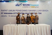 Cincin Lisa Hadi yang menggantikan Zacharia Susantadiredja sedang berpose di tengah-tengah anggota Direksi WOM Finance lainnya usai RUPSLB di Jakarta. (Foto: Humas WOM Finance)