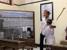 Seorang bocah berdiri menyambut kedatangan Gubernur Jawa Tengah, Ganjar Pranowo saat mengunjungi SDN Purwotengah, Kecamatan Magersari, Kota Mojokerto, Sabtu (15/1/2022).