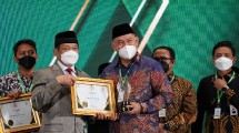 Wakil Direktur Utama 2 PT Bank Syariah Indonesia Tbk (BSI) Abdullah Firman Wibowo (kanan) saat menerima penghargaan dari Ketua BAZNAS, Prof. Dr. Noor Achmad (kiri) di Jakarta, Senin (17/1). 