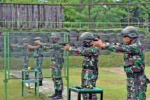 Perwira Brigif 2 Marinir Surabaya Tingkatkan Kemampuan Menembak Pistol