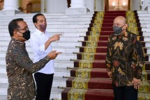 Presiden Jokowi dan Seniman Indrodjojo Kusumonegoro atau Indro Warkop 