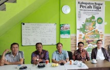 Eman Sulaeman Nasim ( paling kanan) bersama Pengurus Presidium pendirian Kabupaten Bogor Timur