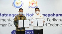 Menteri KKP Sakti Wahyu Trenggono bersama Ketua Umum Kadin Arsjad Rasjid seusai menandatangani MoU