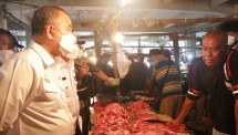 Dirjen Peternakan dan Kesehatan Hewan Kementan Nasrullah tinjau daging di pasar 
