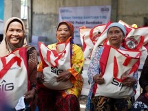 Warga Desa Sukorejo, Kabupaten Probolinggo saat menerima bantuan paket sembako dari SIG. 