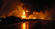Ilustrasi ledakan kilang minyak. (STR/AFP/GettyImages)