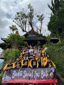 Ketua IMI Berikan Bantuan Sembako di Desa Tambakan Buleleng Bali