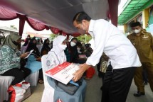 Presiden Joko Widodo membagikan bantuan sosial bagi masyarakat penerima manfaat dan pedagang di Pasar Cibinong, Kabupaten Bogor, pada Selasa, 17 Mei 2022. Foto: Lukas - Biro Pers Sekretariat Presiden
