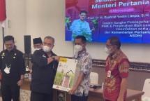 Dirjen PKH Nasrullah mendampingi Mentan SYL saat penyerahan bantuan hadapi PMK