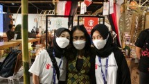 Menteri Pemberdayaan Perempuan dan Perlindungan Anak, Bintang Puspayoga, menyambangi booth Save the Children di Rumah Resiliensi Indonesia dan berbincang dengan Ranti dan Annisa