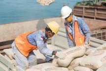 Aktivitas bongkar muat semen di Pelabuhan Khusus SIG, Tuban, Jawa Timur.
