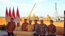 Menteri Investasi/Kapala BKPM Bahlil Lahadalia saat peletakan batu pertama pembangunan pabrik keramik PT Rumah Keramik Indonesia di KIT Batang