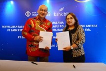Penandatanganan kerja sama dilakukan Pemimpin Divisi Kredit Ritel bank bjb Rudy Purwadhi dengan Direktur Utama BPR Irian Sentosa Verasicca Nainggolan dan Direktur Strategis PT Modern Multi Artha Freddijoe Wunas, di Jakarta, Senin (13/6/2022). 