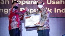 Sekretaris Kementerian Koperasi dan UKM Arif Rahman Hakim saat menerima Piagam penghargaan kepada KemenKopUKM sebagai salah satu peserta terbaik dalam Kompetisi P4