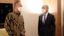Menteri Perindustrian Agus Gumiwang berfoto dengan President & CEO Takasago International Corporation Satoshi Masumura 