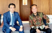 Putra Mantan PM Jepang Tatsuo Fukuda bersama Menperin Agus