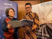 Hafferson Manurung, Executive Director NTT DATA Business Solutions Indonesia, bersama Yoke Chian Wong, Partner Account Manager OpenText Singapura sedang berbincang di sela-sela pertemuan dengan perusahaan-perusahaan di Jakarta.