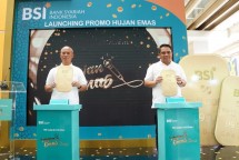 Direktur Retail Banking BSI Ngatari (kiri) dan Direktur Sales & Distribution BSI Anton Sukarna (kanan) saat meresmikan Program Hujan Emas BSI 2022 di Pasar Mayestik, Kebayoran Baru, Jakarta.