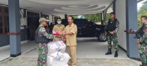 Pemda Kabupaten Keerom Serahkan 3.000 Bendera Merah Putih kepada Satgas Yonif 126 KC