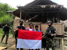 Satgas Yonif 126KC Bagikan Bendera Merah Putih kepada Masyarakat di Perbatasan Papua