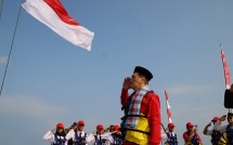 Pengibaran bendera merah putih oleh Direktur Utama PT Banten West Java (BWJ) Poernomo Siswoprasetijo 