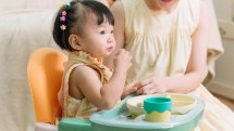 Ilustrasi Balita makan dan duduk dengan bahan BPA Free