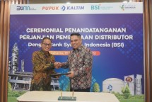 Direktur Sales & Distribution BSI Anton Sukarna (kanan) bersama dengan Direktur Keuangan dan Umum PT Pupuk Kaltim Qomaruzzaman (kiri) menandatangani perjanjian kerjasama penyediaan fasilitas pembiayaan dan fasilitas pengalihan hutang untuk distributor pupuk ("Distributor Financing").