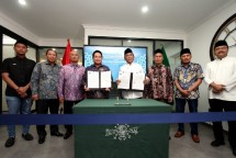 Komisaris Independen BSI Arif Rosyid Hasan, Direktur Wholesale Transaction Banking BSI Zaidan Novari, Direktur Retail Baking BSI Ngatari, Direktur Urama BSI Hery Gunardi, Ketua Umum PBNU KH Yahya Cholil Staquf, Katib 'Aam PBNU KH Ahmad Said Asrori, Bendahara PBNU H. Gudfan Arif Ghofur, dan Sekretaris Jendral PBNU, Drs. H. Saifullah Yusuf dalam acara penandatanganan nota kesepahaman antara PBNU dengan BSI di Kantor Pusat PBNU.Dari ki-ka: