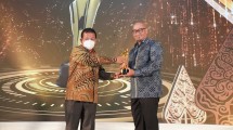 Direktur Utama PT Kideco Jaya Agung, Mochamad Kurnia Ariawan saat menerima penghargaan Penerapan Kaidah Teknik Pertambangan Mineral dan Batubara yang Baik