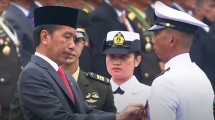 Presiden Jokowi menganugerahkan tanda jasa pada prajurit TNI, pada Upacara Peringatan Ke-77 Hari TNI, di Halaman Istana Merdeka, Jakarta, Selasa (05/10/2022) pagi. (Sumber: Tangkapan Layar 