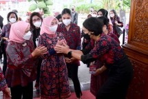 Ibu Iriana Jokowi dan Ibu Wury Buka Program PKW Tekun Tenun Tahun 2022
