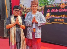 Budayawan Eddie Karsito bersama Mang Jami Bin Samu Eket, tokoh budaya setempat pewaris leluhur Sultan Aulia Ipin (SAIPIN) Kampung Kranggan.
