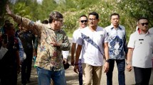 Menparekraf Sandiaga Uno bersama Direktur Utama PT Jababeka Morotai, Basuri Tjahaja Purnama saat meninjau KEK Morotai