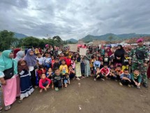 Satgas TNI AL Tembus Lokasi Terisolir Distribusikan Bantuan pada Waga Cianjur Terdampak Gempa