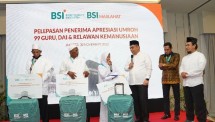 Direktur Sales & Distribution BSI Anton Sukarna melepas keberangkatan 120 orang guru- guru di pelosok, da’i dan relawan kemanusiaan yang berasal dari berbagai daerah di Indonesia. 