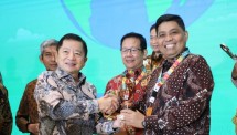 Penghargaan Indonesia’s SDGs Action Awards 2022 diserahkan oleh Menteri Bappenas Suharso Monoarfa (kiri) kepada Direktur Human Capital Management (HCM) Telkom Afriwandi (kanan)