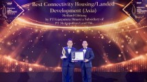 Direktur PT Metropolitan Land Tbk., Nitik Hening saat menerima penghargaan PropertyGuru Asia Property Awards 2022