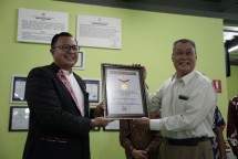 Dirut PT Labda Anugerah Tekstil Terima Penghargaan MURI