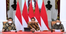 Presiden Jokowi (Tengah) 