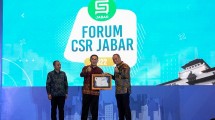 Managing Director Jababeka Infrastruktur Agung Wicaksono mewakili manajemen Kawasan Industri Jababeka saat menerima pemghargaan Forum CSR Jabar 2022 yang diserahkan Gubernur Jawa Barat Ridwan Kamil