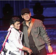 Iwan Fals saat duet dengan Rhoma irama di acara ulang tahun ke 25 Indosiar ( foto dok Buyil)