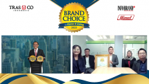 Penyerahan penghargaan Brand Choice Award For Home & Living 2022, dari CEO TRAS N CO Indonesia (kiri) kepada tim HIMEL. 