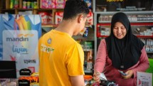 Seorang pembeli bertransaksi menggunakan Livin di Warung Kelontong