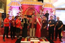 Kemeriahan malam Tahun Baru Imlek di Merlyn Park Jakarta.