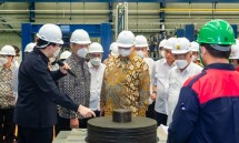 Menko Airlangga Hartarto bersama Menperin Agus Gumiwang Kartasasmita saat peresmian Pabrik Lead Rubber Bearing (LRB), Bearing, Expansion Joint dan Fasilitas Uji Seismik Isolator PT Magdatama Multi Industri (MMI) di Karawang, Jawa Barat
